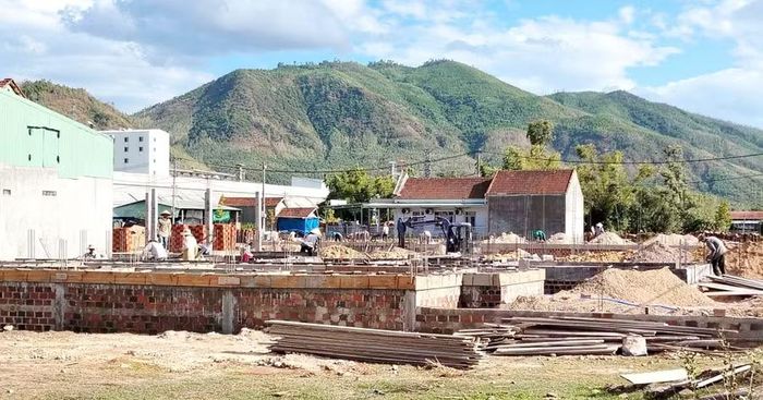 Nhiều hộ dân tại xóm Nam Viên đã đến thực địa Khu tái định cư Nhơn Thọ nhận đất, xây dựng nhà ở. Ảnh: V.L