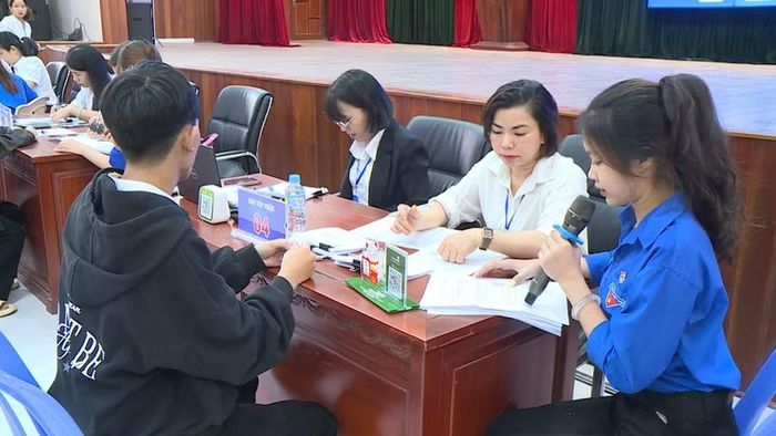 Các tân sinh viên làm thủ tục nhập học theo nhóm ngành nghề đã được hướng dẫn. Ảnh: Hoàng Vũ
