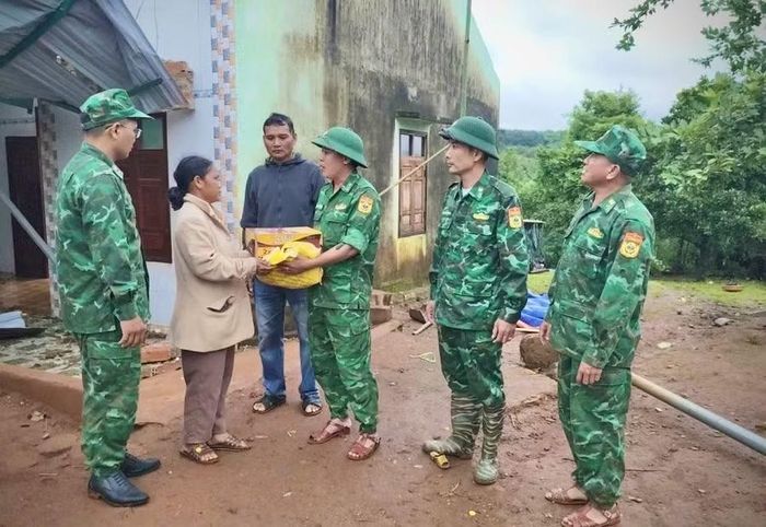  Đồn Biên phòng Ia Chia hỗ trợ gạo, mì tôm cho các hộ dân bị thiệt hại do lốc xoáy. Ảnh: M.P 