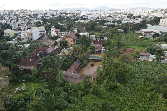  Khu vực hẻm đường Nguyễn Viết Xuân và Bà Triệu là vùng trũng ở phường Hội Phú nên thường xảy ra tình trạng ngập lụt. Ảnh: N.T 