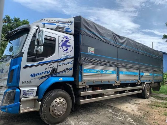  Tạm giữ chiếc xe tải chở gỗ không có hóa đơn chứng từ chứng minh nguồn gốc, xuất xứ. Ảnh: Văn Long 