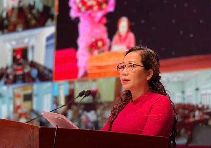 Cô Hoàng Thị Kim Ngân - Hiệu trưởng trường Tiểu học Võ Thị Sáu (phường Pleiku) phát biểu về giải pháp nâng cao chất lượng giáo dục toàn diện. Ảnh: Trần Dung