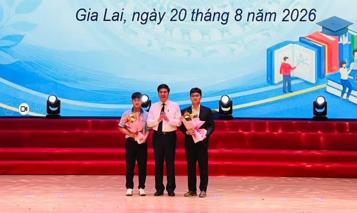 UBND tỉnh Gia Lai tuyên dương, khen thưởng 2 học sinh đoạt huy chương bạc tại các kỳ thi Olympic Vật lý năm 2026. Ảnh: Trần Dung