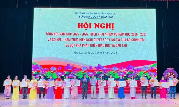 Các cá nhân hoàn thành xuất sắc nhiệm vụ công tác từ năm 2024 đến năm 2025 nhận bằng khen của Chủ tịch UBND tỉnh Gia Lai. Ảnh: Trần Dung