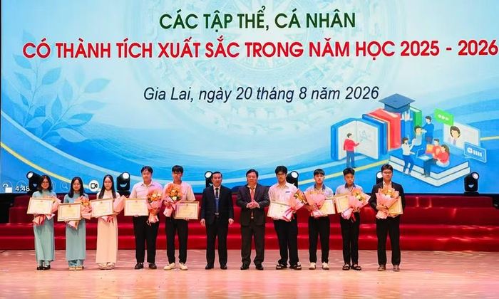Học sinh có thành tích cao trong năm học 2025-2026 được nhận bằng khen của Bộ trưởng Bộ GD&ĐT. Ảnh: Trần Dung