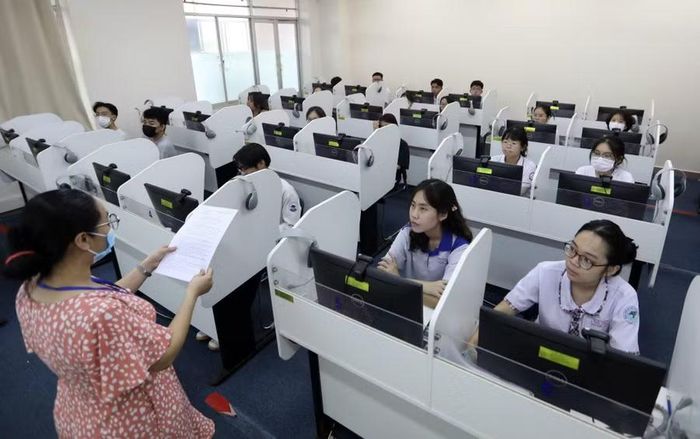  Từ năm 2027, thi tốt nghiệp THPT trên máy tính dự kiến được thí điểm tại một số điểm thi đáp ứng đủ điều kiện. Ảnh minh họa: Báo Đầu tư 
