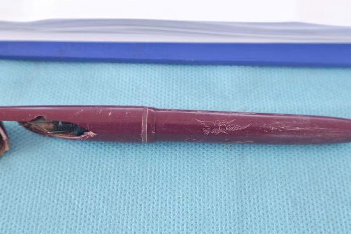  Chiếc bút khắc dòng chữ “Long Bắc” cùng hình 2 con chim bồ câu ngậm chùm hoa cau được phát hiện. Ảnh: H.B 