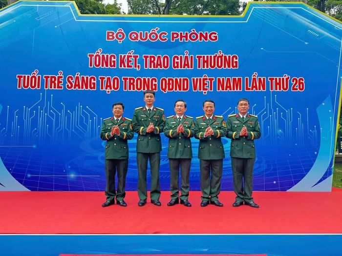 Thượng úy QNCN Trần Trung Anh (thứ 2 từ trái sang) cùng lãnh đạo Quân đoàn 34 chụp hình lưu niệm sau khi nhận giải ba. Ảnh: ĐVCC
