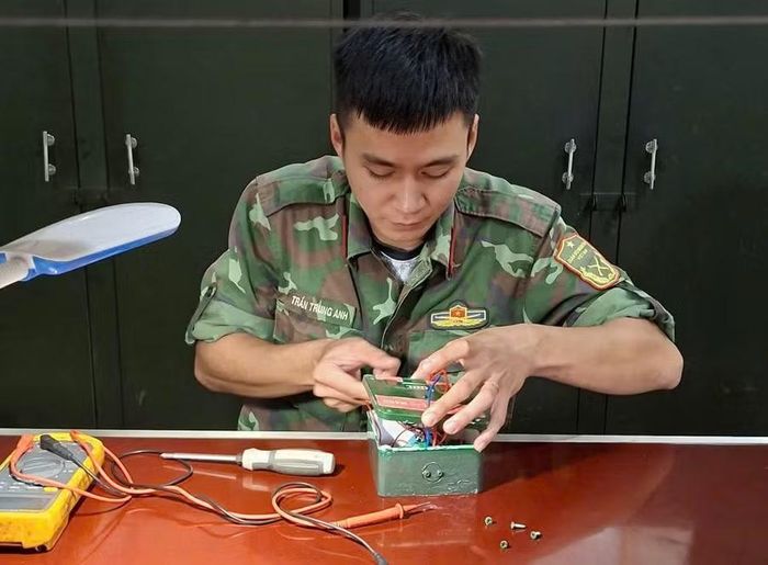 Thượng úy QNCN Trần Trung Anh đạt giải ba Giải thưởng “Tuổi trẻ sáng tạo” trong quân đội lần thứ 26. Ảnh: ĐVCC