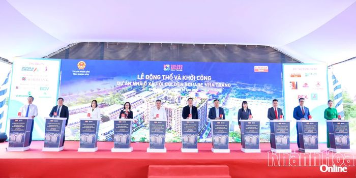 Đồng chí Bí thư Tỉnh ủy Trần Phong, Bộ trưởng Bộ Xây dựng Trần Hồng Minh cùng các đại biểu thực hiện nghi thức bấm nút khởi công Dự án Nhà ở xã hội CT-01 Khu đô thị An Bình Tân (phường Nam Nha Trang).