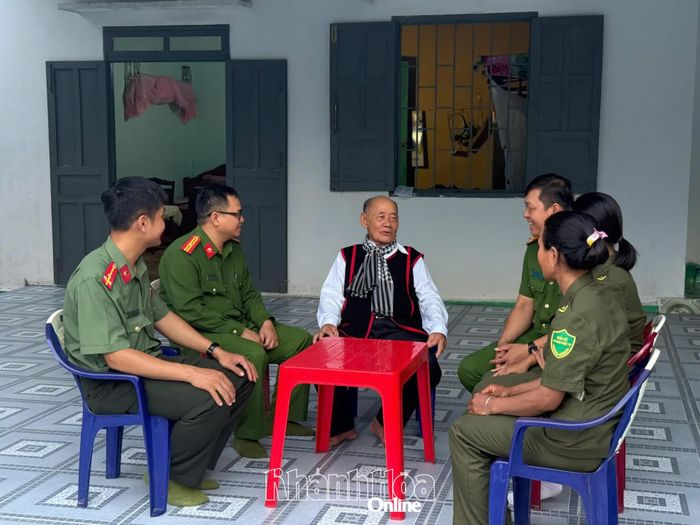 Lực lượng Công an xã Công Hải trao đổi, phối hợp với ông Chamaléa Thơm tuyên truyền người dân trong thôn tham gia phong trào Toàn dân bảo vệ an ninh Tổ quốc.