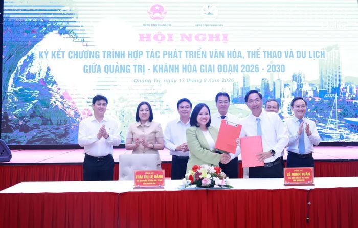 Lãnh đạo Sở Văn hóa, Thể thao và Du lịch Khánh Hòa và Quảng Trị ký kết hợp tác trước sự chứng kiến lãnh đạo của hai địa phương