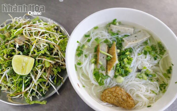 Bún cá sứa là món ăn quen thuộc với cư dân vùng biển.