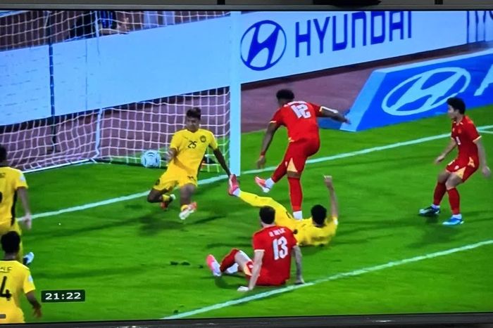 Pha mở tỷ số 1 - 0 của Xuân Son vào lưới tuyển Malaysia.