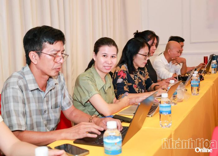 Các học viên đến từ Báo và Phát thanh, Truyền hình Khánh Hòa tham gia khóa tập huấn. 