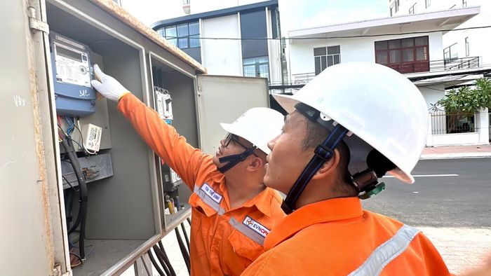 Nhân viên Công ty Cổ phần Điện lực Khánh Hòa kiểm tra thiết bị điện.