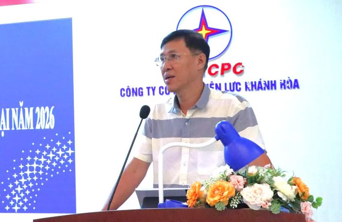 Lãnh đạo Công ty Cổ phần Điện lực Khánh Hòa phát biểu chỉ đạo.