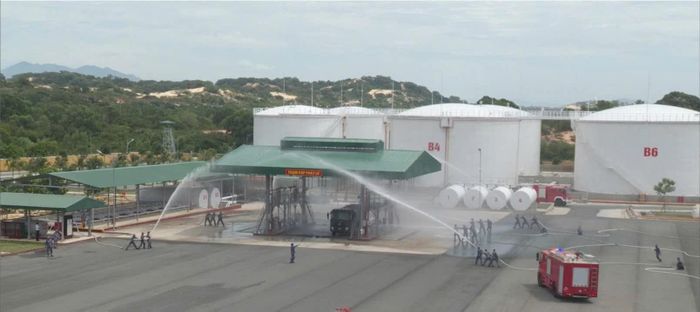Thực hành triển khai đội hình chữa cháy kho xăng dầu.