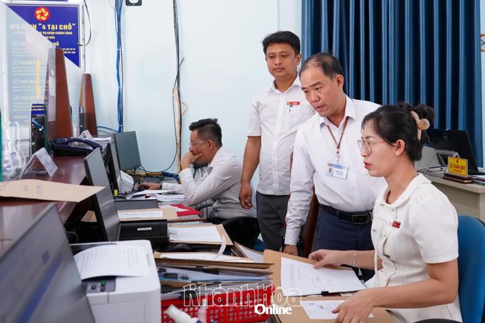 Kiểm tra tại Trung tâm Phục vụ hành chính công xã.