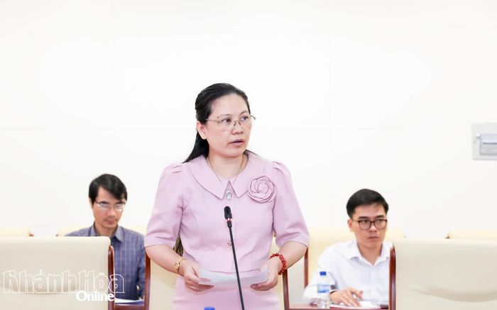 Bà Lê Vinh Liên Trang - Phó Trưởng Ban Tuyên giáo và Dân vận Tỉnh ủy báo cáo tại hội nghị.