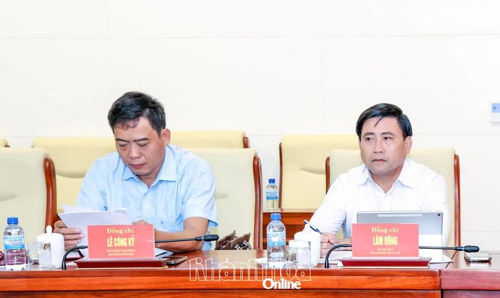 Đồng chí Lâm Đông và đồng chí Lê Công Kỷ tham dự hội nghị.