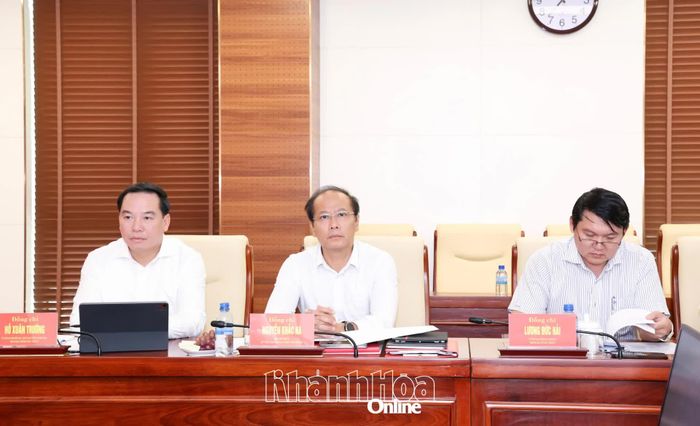 Các đồng chí: Hồ Xuân Trường, Nguyễn Khắc Hà, Lương Đức Hải - Ủy viên Ban Thường vụ Tỉnh ủy, Trưởng Ban Tổ chức Tỉnh ủy tham dự hội nghị.