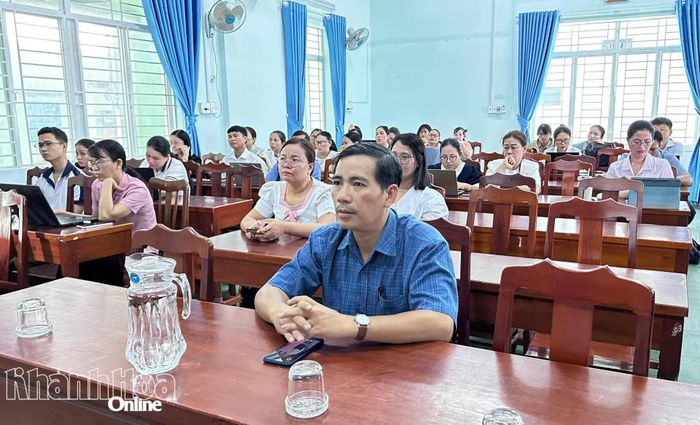 Các đại biểu tham dự chương trình tập huấn.