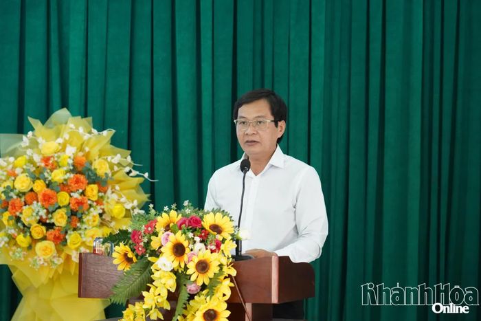 Ông Trần Văn Thống - Bí thư Đảng ủy phường phát biểu tại buổi lễ.