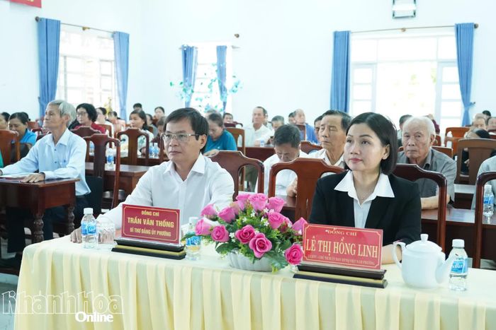 Các đại biểu tham dự buổi lễ.
