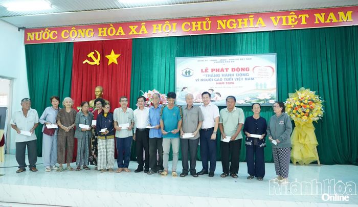 Lãnh đạo phường Bảo An trao quà cho người cao tuổi có hoàn cảnh khó khăn.