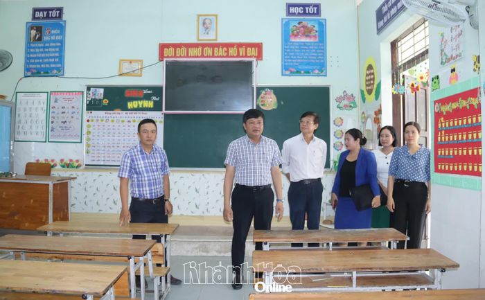 Đoàn giám sát cơ sở vật chất tại Trường Tiểu học Trần Quốc Toản.
