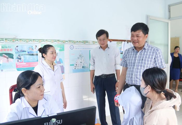 Đoàn giám sát hoạt động khám bệnh tại Trạm Y tế xã.