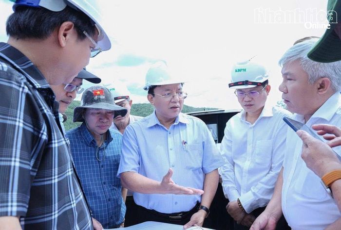 Phó Chủ tịch UBND tỉnh Lê Huyền kiểm tra tình hình khai thác tại mỏ đất khu vực 3-KĐG nhóm IV tại thôn Xuân Tây, xã Vạn Hưng.