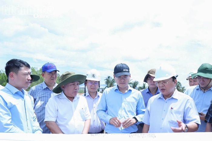 Đồng chí Lê Huyền kiểm tra công tác đào đắp tại khu vực Dự án Tuyến đường ven biển Vạn Lương - Ninh Hòa.