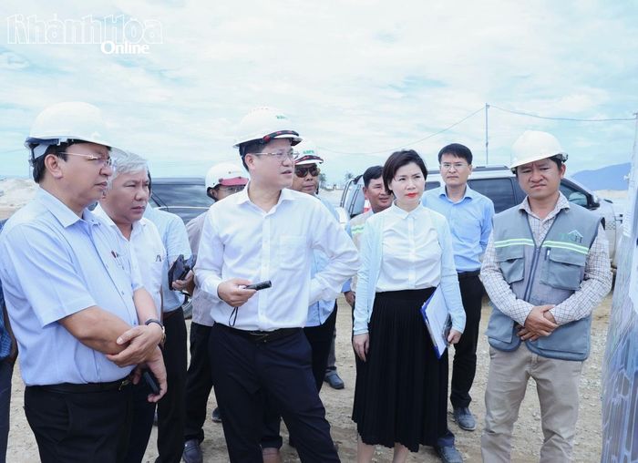 Phó Chủ tịch UBND tỉnh Lê Huyền nghe Ban Quản lý Dự án phát triển tỉnh báo cáo tiến độ đào đắp tại Dự án Khu tái định cư Vạn Thắng giai đoạn 1.