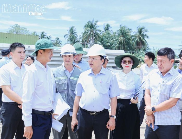 Phó Chủ tịch UBND tỉnh Lê Huyền nghe UBND xã Vạn Ninh báo cáo tiến độ đào đắp tại Dự án Di dời và tái định cư khu vực phía đông đường Trần Hưng Đạo.