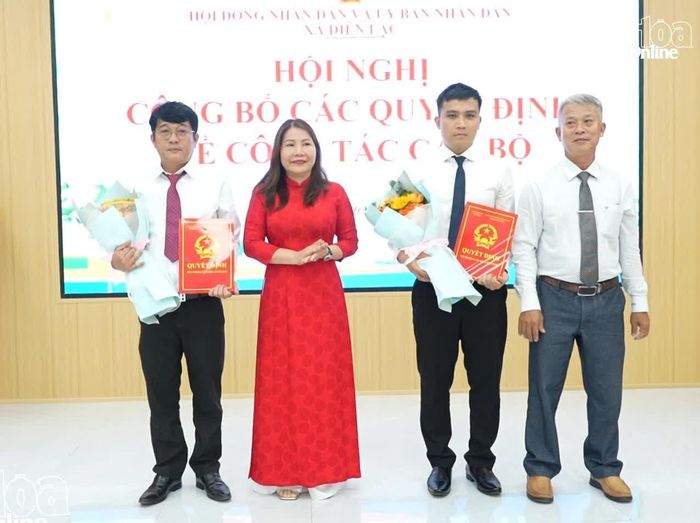 Lãnh đạo xã Diên Lạc trao quyết định về điều chỉnh chức năng nhiệm vụ của Phòng Kinh tế; thành lập Phòng Tài nguyên, Nông nghiệp và Xây dựng.