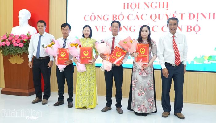 Lãnh đạo xã Diên Lạc trao quyết định Hiệu trưởng và Phó Hiệu trưởng Trường THCS Diên Lạc.