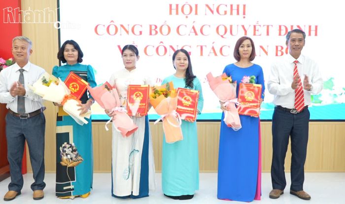 Lãnh đạo xã Diên Lạc trao quyết định Hiệu trưởng và Phó Hiệu trưởng Trường Mầm non Diên Lạc.