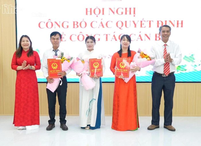 Lãnh đạo xã Diên Lạc trao quyết định thành lập trường mầm non, trường tiểu học, trường THCS của xã.