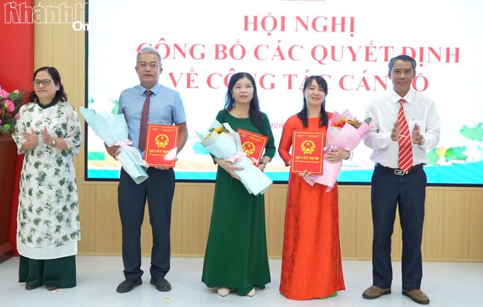 Lãnh đạo xã Diên Lạc trao quyết định Hiệu trưởng và Phó Hiệu trưởng Trường Tiểu học Diên Lạc.