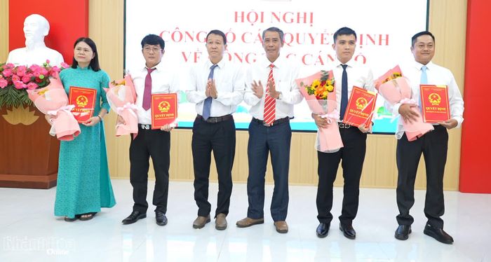 Lãnh đạo xã Diên Lạc trao quyết định bổ nhiệm trưởng phòng, phó trưởng Phòng Kinh tế, Phòng Tài nguyên, Nông nghiệp và Xây dựng.