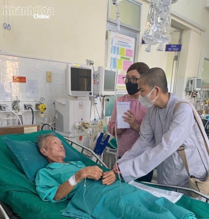 Các mạnh thường quân trao quà cho bệnh nhân đang chạy thận nhân tạo tại Bệnh viện Đa khoa khu vực Ninh Hòa.