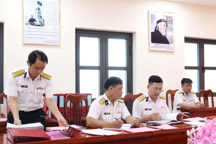 Kiểm tra đăng ký sổ sách hoạt động công tác đảng, công tác chính trị.