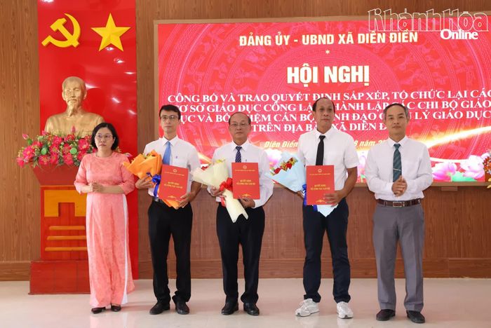 Trao quyết định bổ nhiệm Hiệu trưởng, Phó Hiệu trưởng Trường THCS Diên Điền.