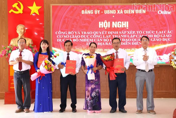 Trao quyết định bổ nhiệm Hiệu trưởng, Phó Hiệu trưởng Trường Tiểu học Diên Điền.