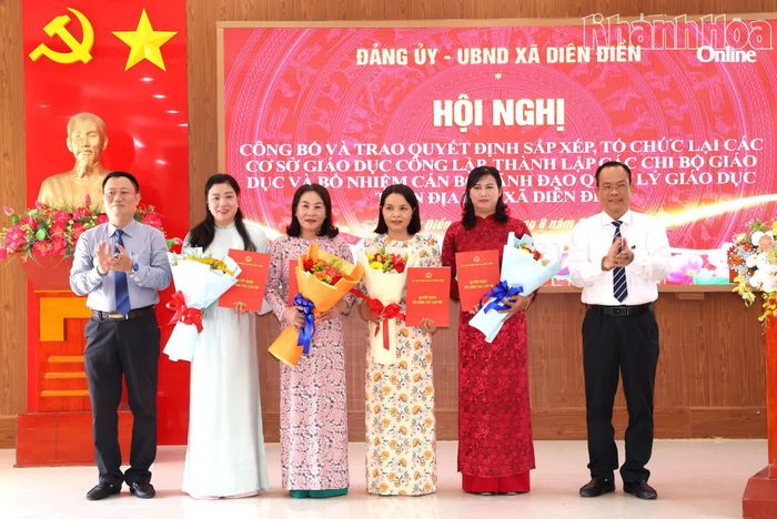 Trao quyết định bổ nhiệm Hiệu trưởng, Phó Hiệu trưởng Trường Mầm non Diên Điền.