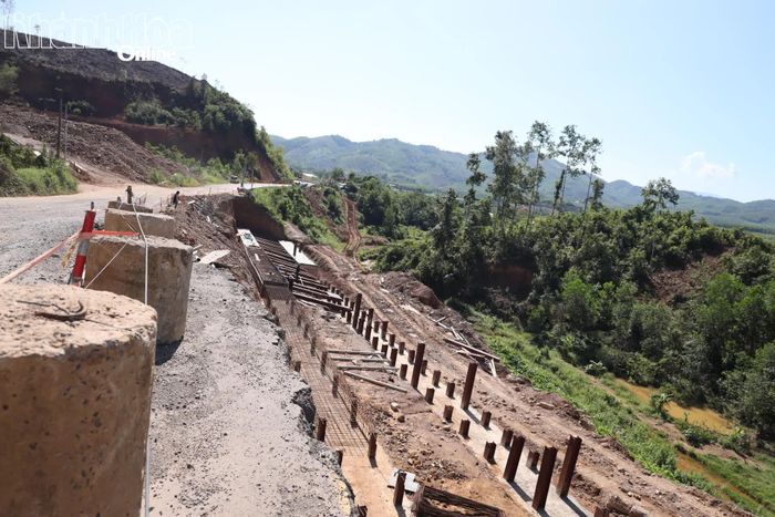 Một vị trí sạt lở taluy trên đèo Khánh Lê.