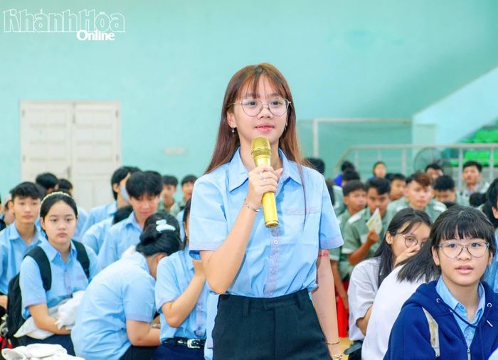 Một sinh viên tham gia trả lời câu hỏi liên quan đến nhận diện các loại ma túy mới để phòng tránh.