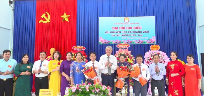 Lãnh đạo Hội Khuyến học tỉnh tặng hoa chúc mừng Ban Chấp hành Hội Khuyến học xã, nhiệm kỳ 2026 - 2031.